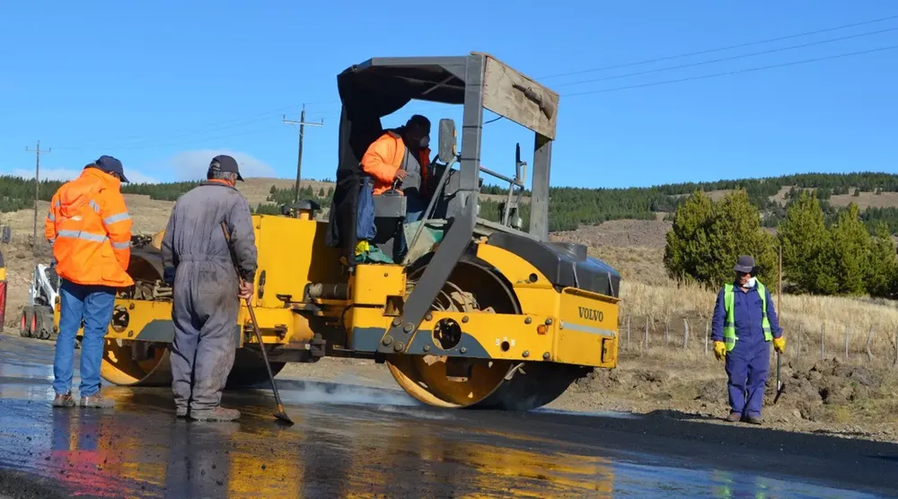 Figueroa-Vamos-a-hacer-600-kilometros-de-rutas-PAVIMENTACION-RUTAS-WA0026